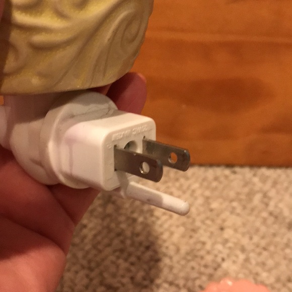 Plug in Wax Warmer with 3 Yankee Candle Melts - Picture 3 of 4